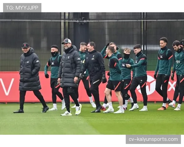 特写:萨拉赫在利物浦梅尔伍德训练基地指导青训球员